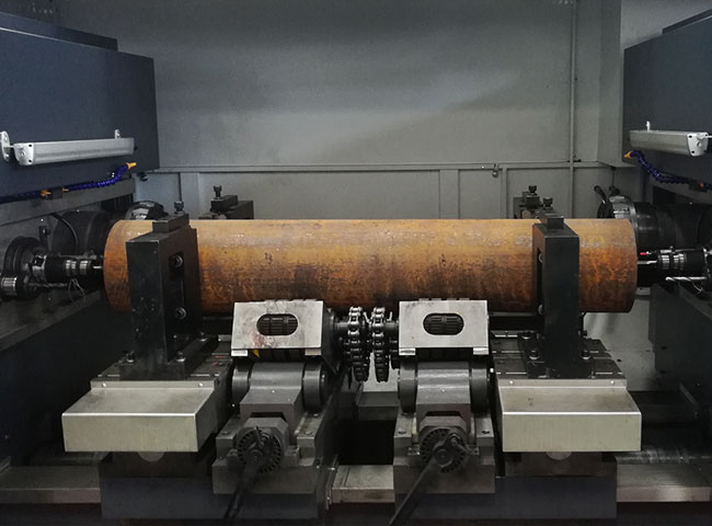 大型(xing)銑端面(miàn)打中心(xīn)孔機床(chuáng)裝夾示(shì)意圖